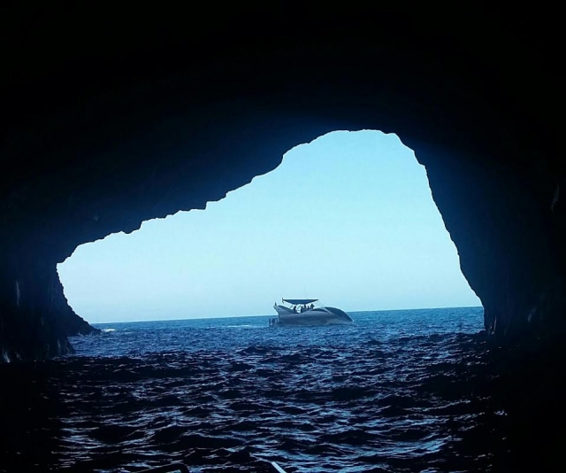  L'entrée de la grotte depuis le bateau 